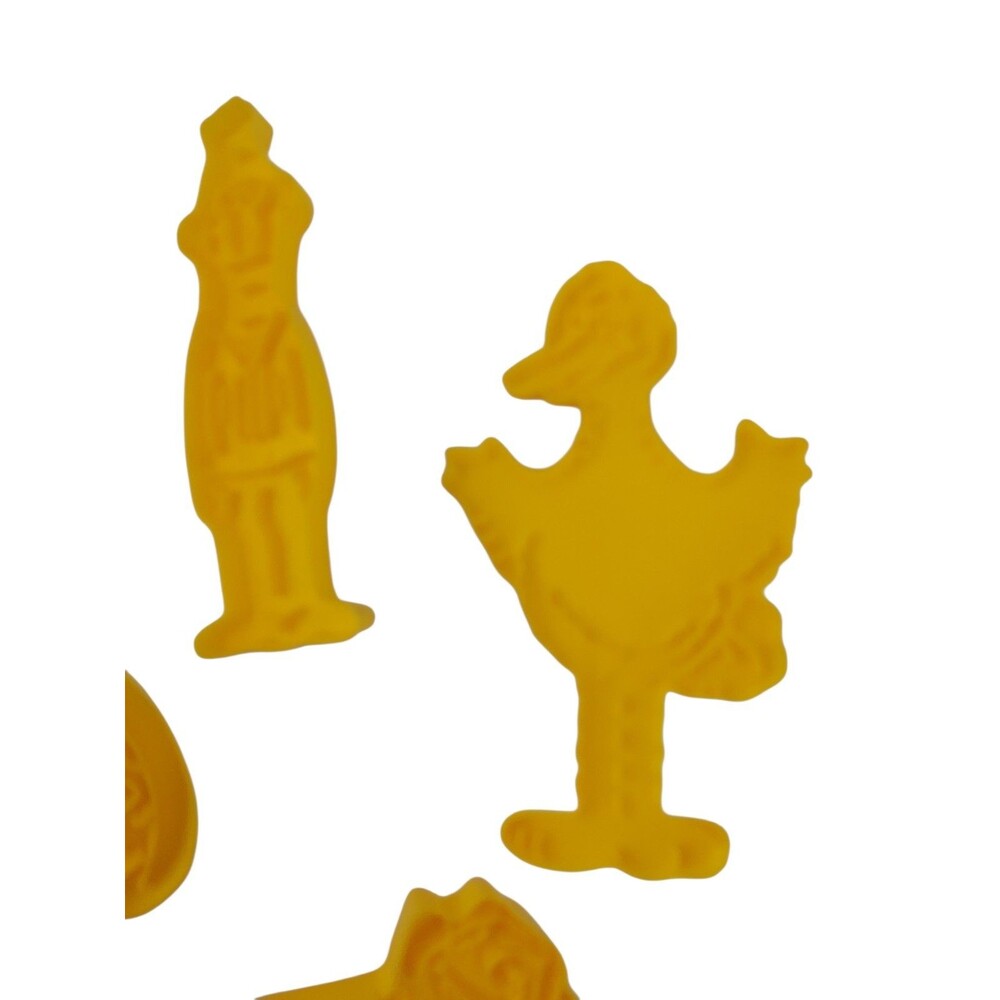 6 Sesame Street Yellow Plastic Cookie Cutters 1970s Oscar Cookie Count Big Bird - Picture 4 of 5